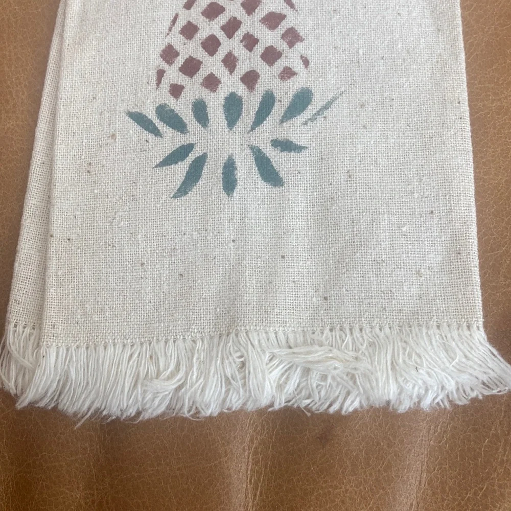 Rustic Beige Tea Towel with stenciled pineapple Design 1980s vintage